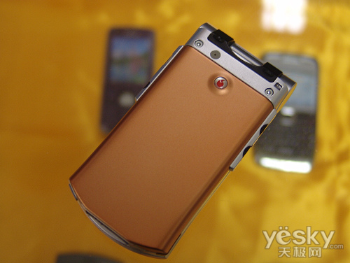 老机也时尚 索尼爱立信V800手机仅售399元