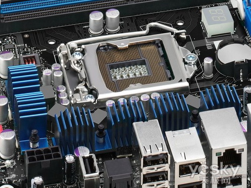主板采用了标准的6相供电，高端的封闭式电感，全固态用料，并且为MOS设计了散热片，通过下压式的风道，能够显著的提升CPU周边的散热效率。.jpg