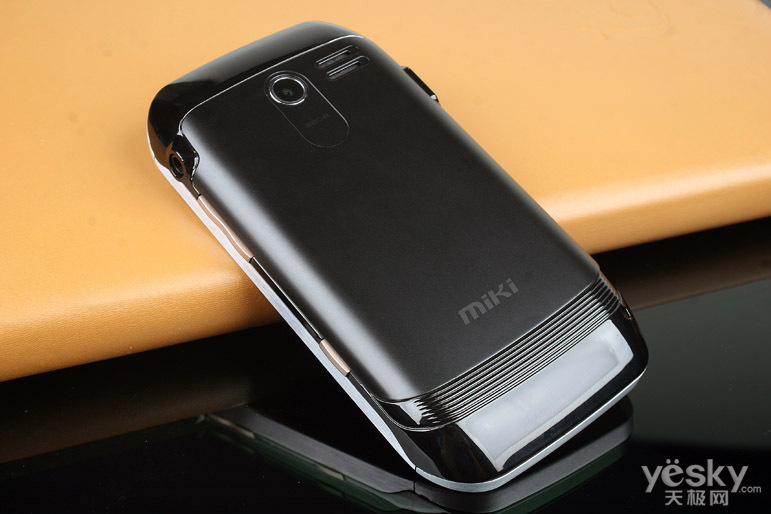 原生Android2.2+MiKi时尚炫酷手机B701评测_