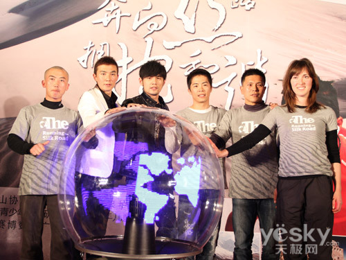 赛博数码广场公益代言人林义杰徒步挑战丝路