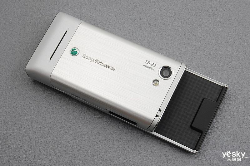 简约3g滑盖设计 索尼爱立信t715跌至899元