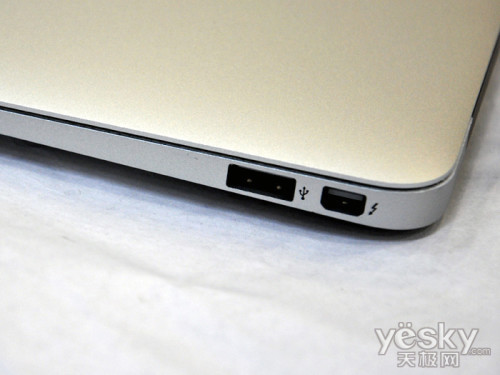 天极网 笔记本苹果新版macbook air的左侧接口并未发生变化 苹果新版