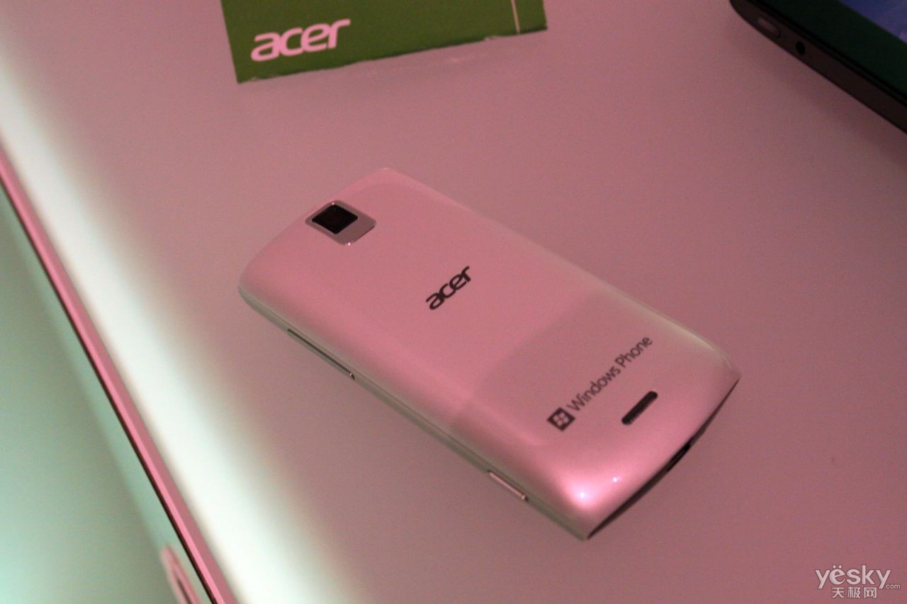天极网 手机  acer m310外观传承了宏碁智能手机一贯的设计风格,前黑