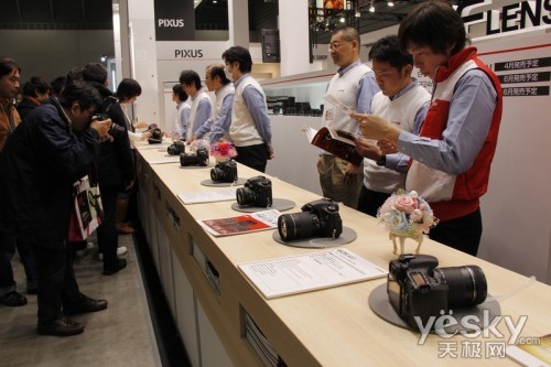 CP+2012 佳能EF镜头新品搭配EOS相机群亮相