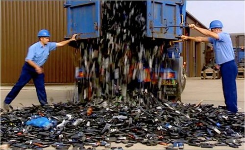 一块手机电池污染6万升水 环保之路任重道远