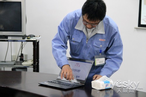 东芝Portégé Z830超极本防水、防泼溅测试