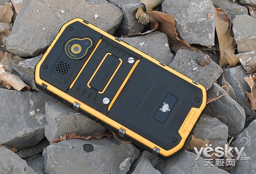 承受1.5吨重物碾压 云狐J3四防手机深度评测