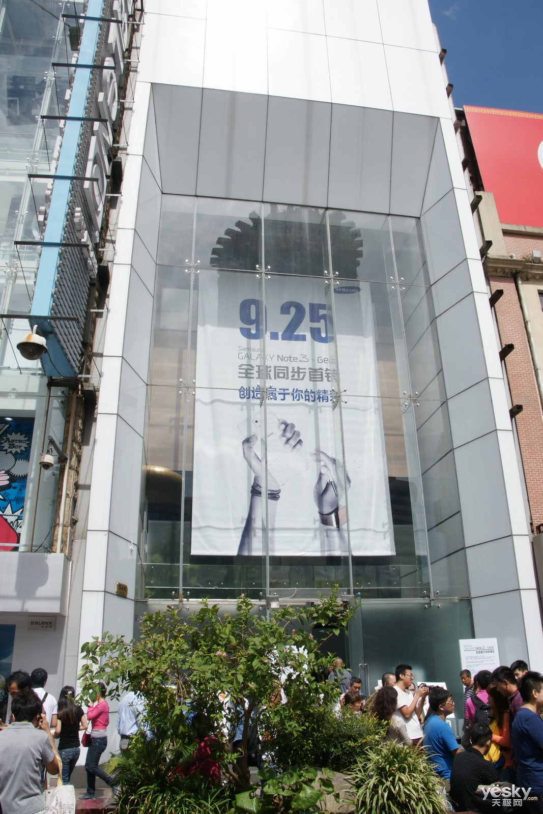 三星旗舰店门口已经排起长队