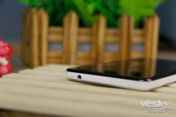 2.5D弧形屏+大容量电池 TCL续航+手机美图赏