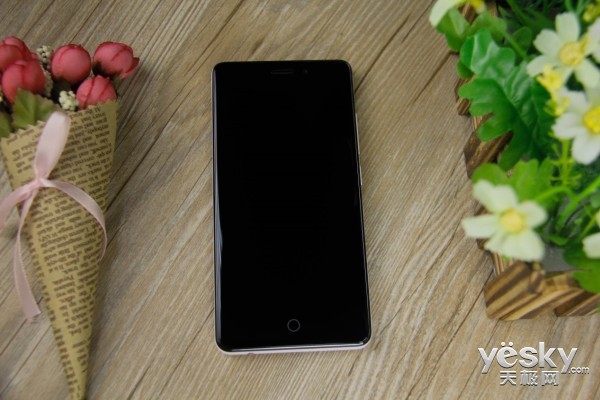 2.5D弧形屏+大容量电池 TCL续航+手机美图赏