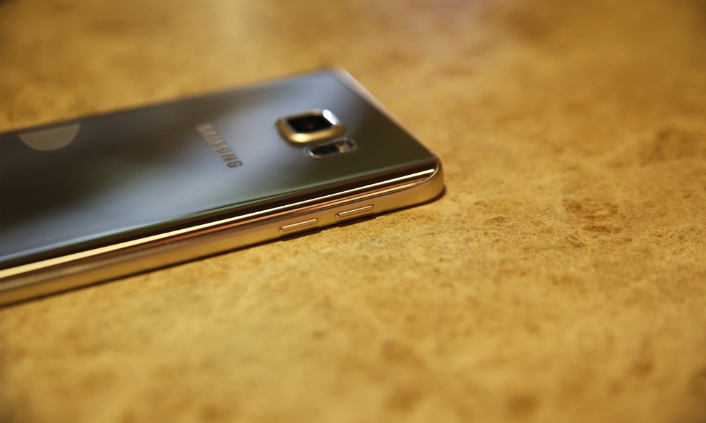 三星GalaxyNote5,三星galaxynote8 三星galaxy note5后壳3d玻璃设计,握持感更强更舒服跟手