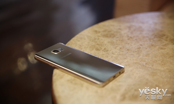 S Pen书写优雅 三星盖乐世Note 5外观评测