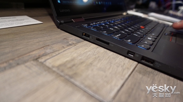 thinkpad x1 yoga左侧接口特写
