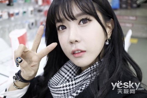 丝毫不惧走光 韩国美女主播超短裙直播深蹲