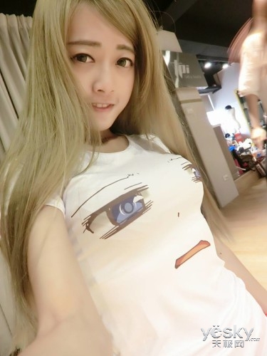 混血游戏SG晒私照 波涛汹涌T恤都撑变形