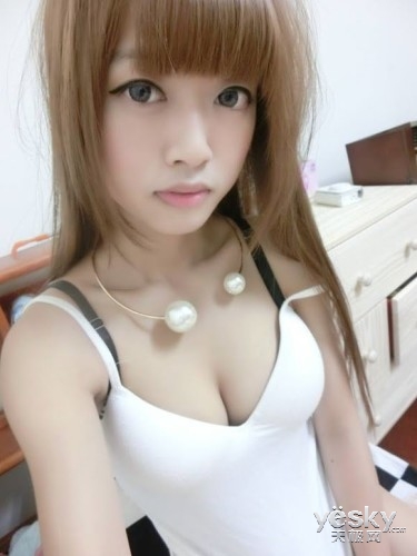 混血游戏SG晒私照 波涛汹涌T恤都撑变形