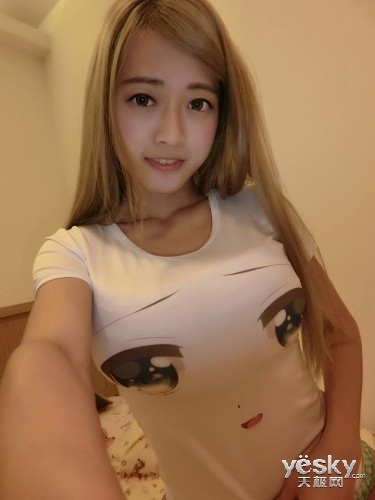 混血游戏SG晒私照 波涛汹涌T恤都撑变形