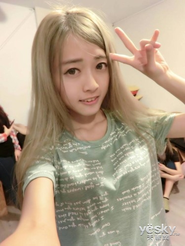 混血游戏SG晒私照 波涛汹涌T恤都撑变形