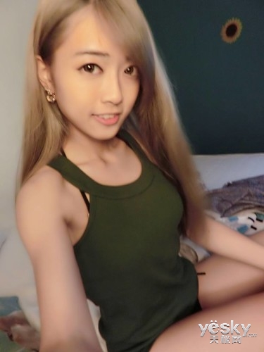 混血游戏SG晒私照 波涛汹涌T恤都撑变形