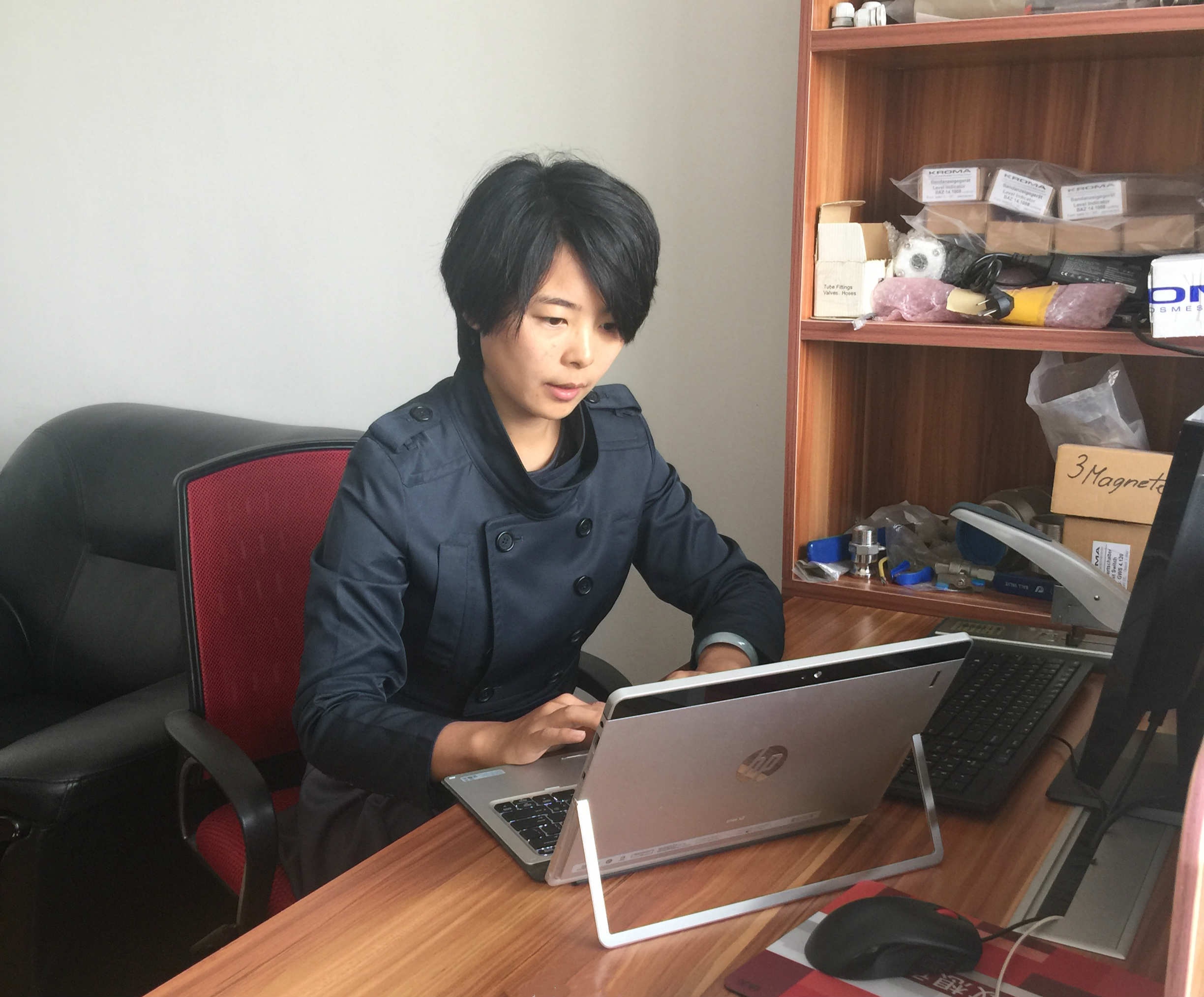 田祎女士应用hp elite x2 1012 g1进行工作