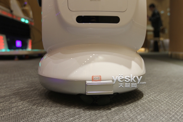 智能陪护好管家 花生小宝机器人评测