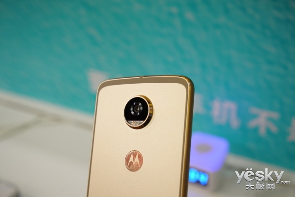 手机与模块在一起了 MotoZ2Play亮相MWC20