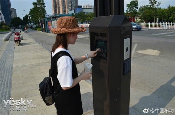 中国移动试点首批智能灯杆 能充电/连Wi-Fi
