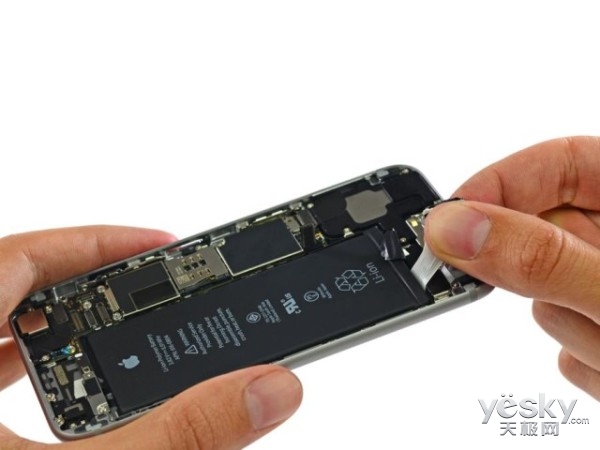 03DSEG4M735Y_iphone-6-battery-teardown-640x480_600.jpg