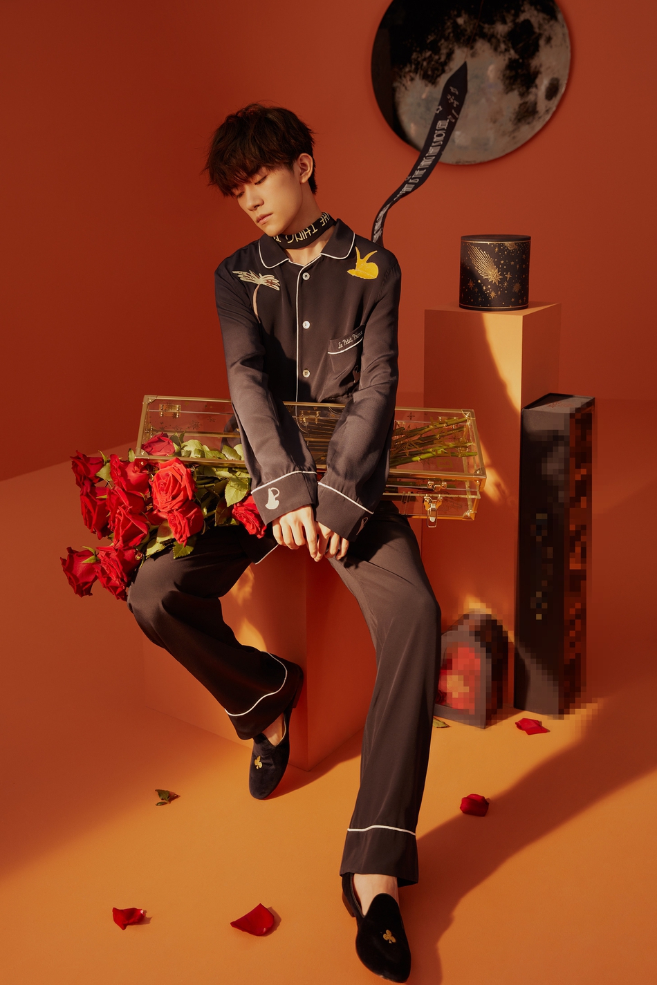 【轮播图片】易烊千玺最新写真温柔治愈 与花朵玩偶相伴图1