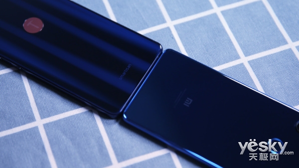 一块钱能有哪些不同?坚果Pro 2S与小米8 SE外观对比