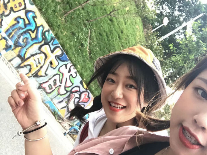 摄影学院:拍照太僵硬?天极网小编教你如何“自然摆拍”