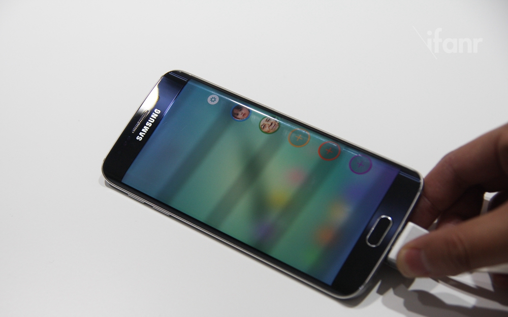 三星S6发布会:S6 Edge配置双曲面屏幕亮相