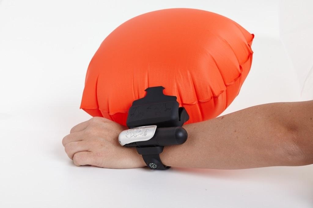 kingii公司为防溺水推出一款可穿戴救生设备