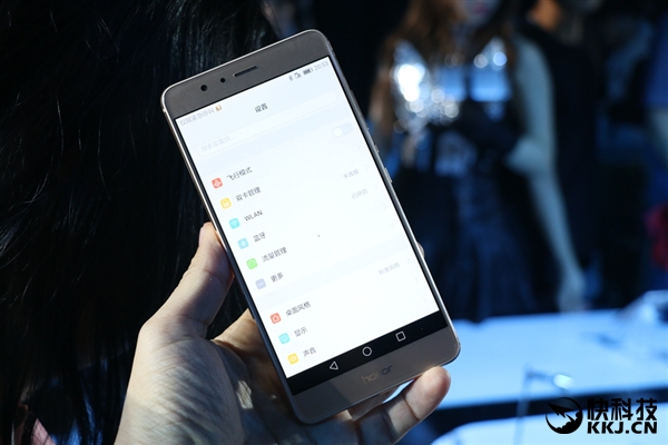  华为荣耀8 首度曝光:比V8更漂亮_天极网