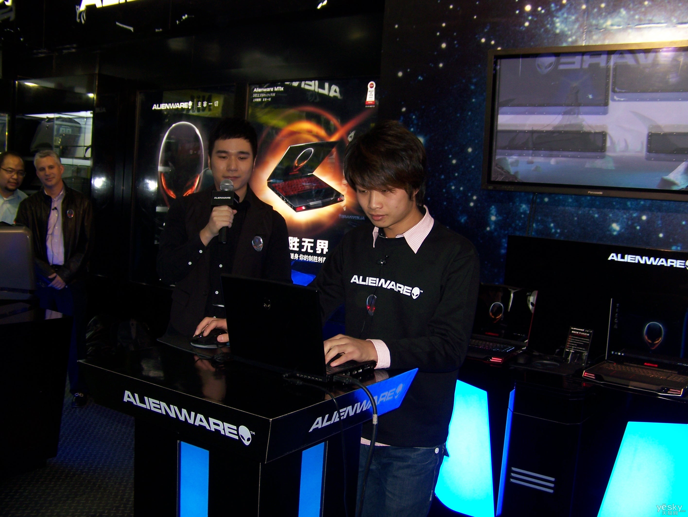 游戏业务总经理阿瑟·刘易斯(arthurlewis)及著名电竞选手sky李晓峰