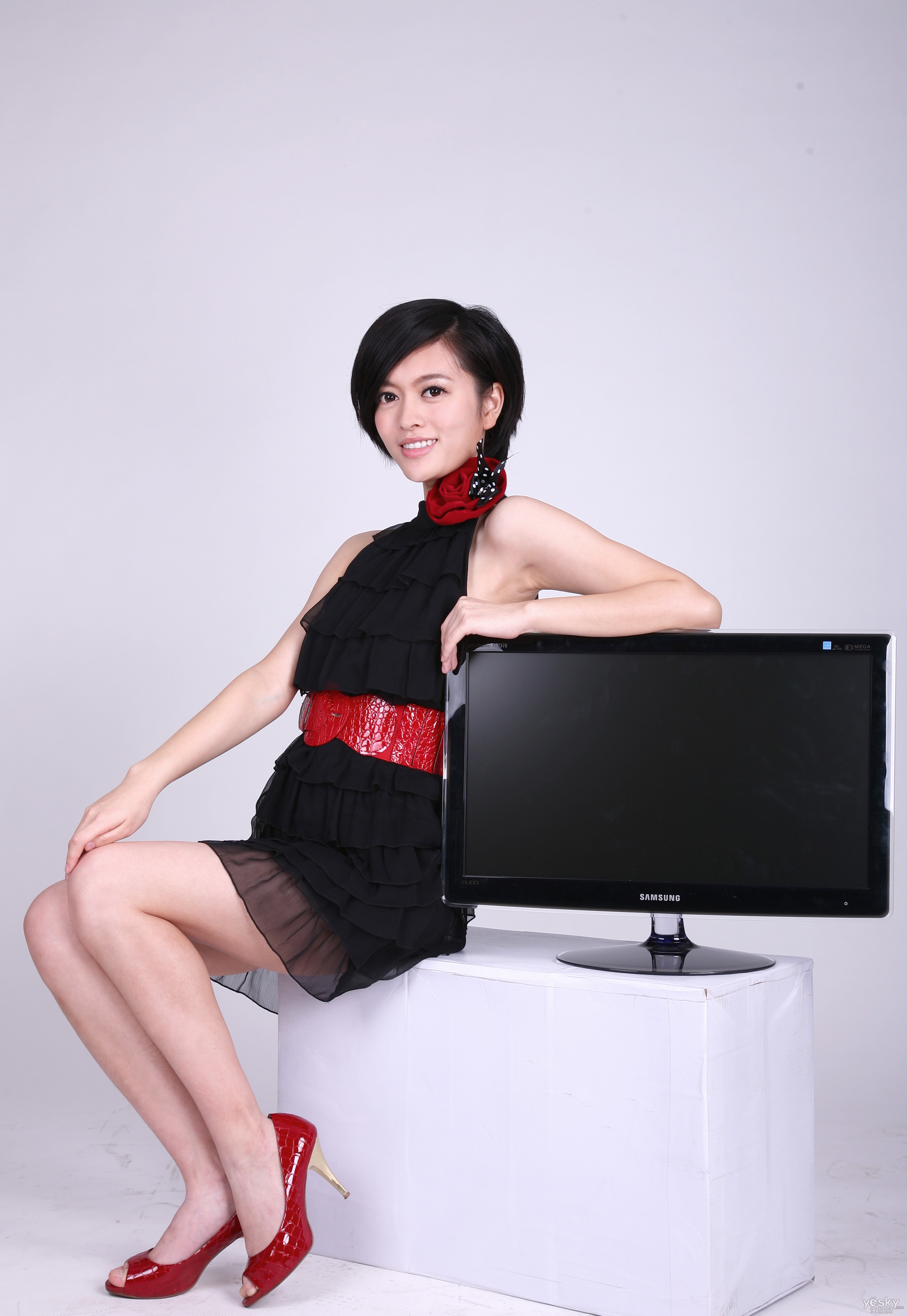 民歌小天后李佳妮 携三星显示器横空出世