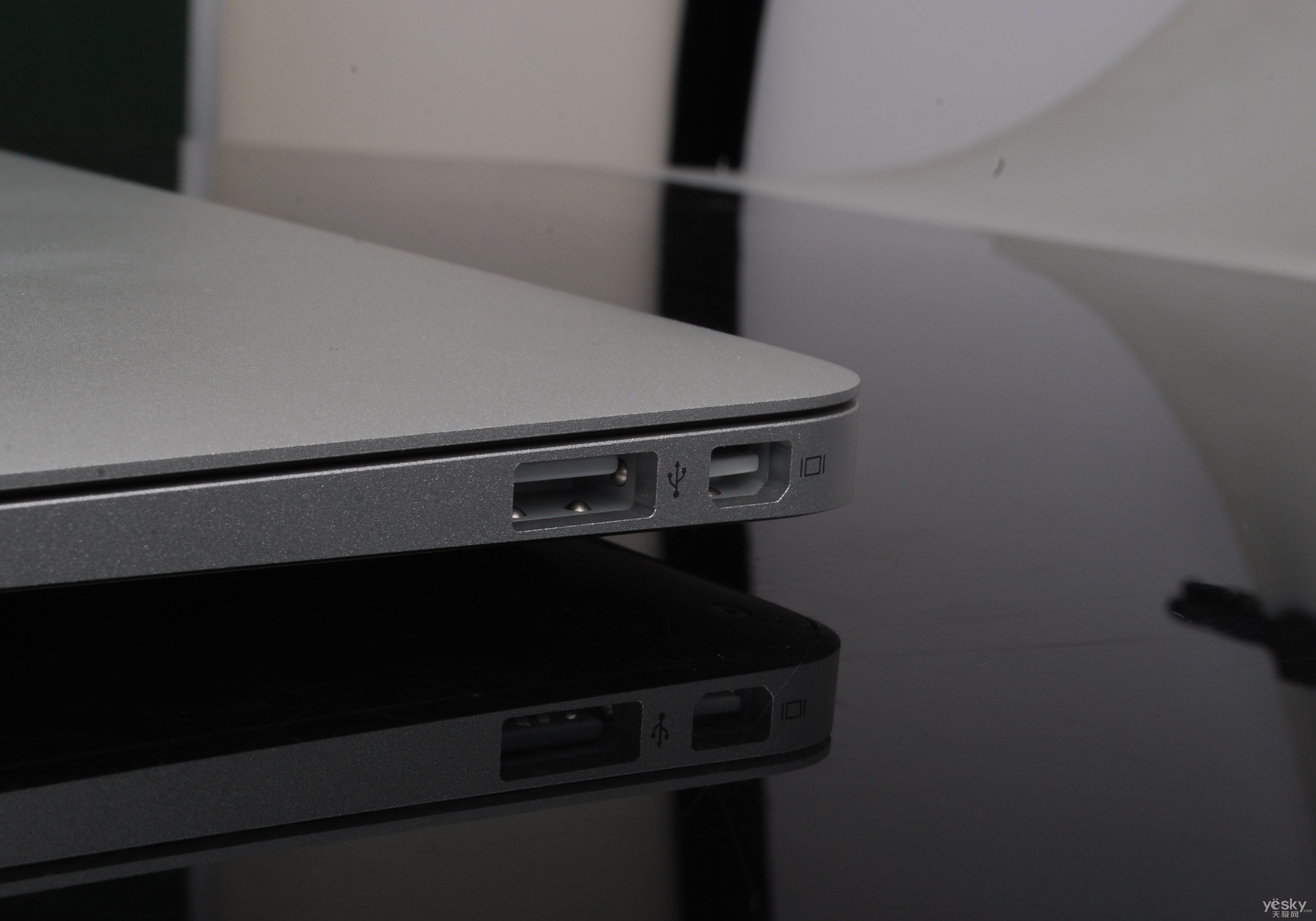 macbook air右側接口,由左到右為usb以及mini displayport