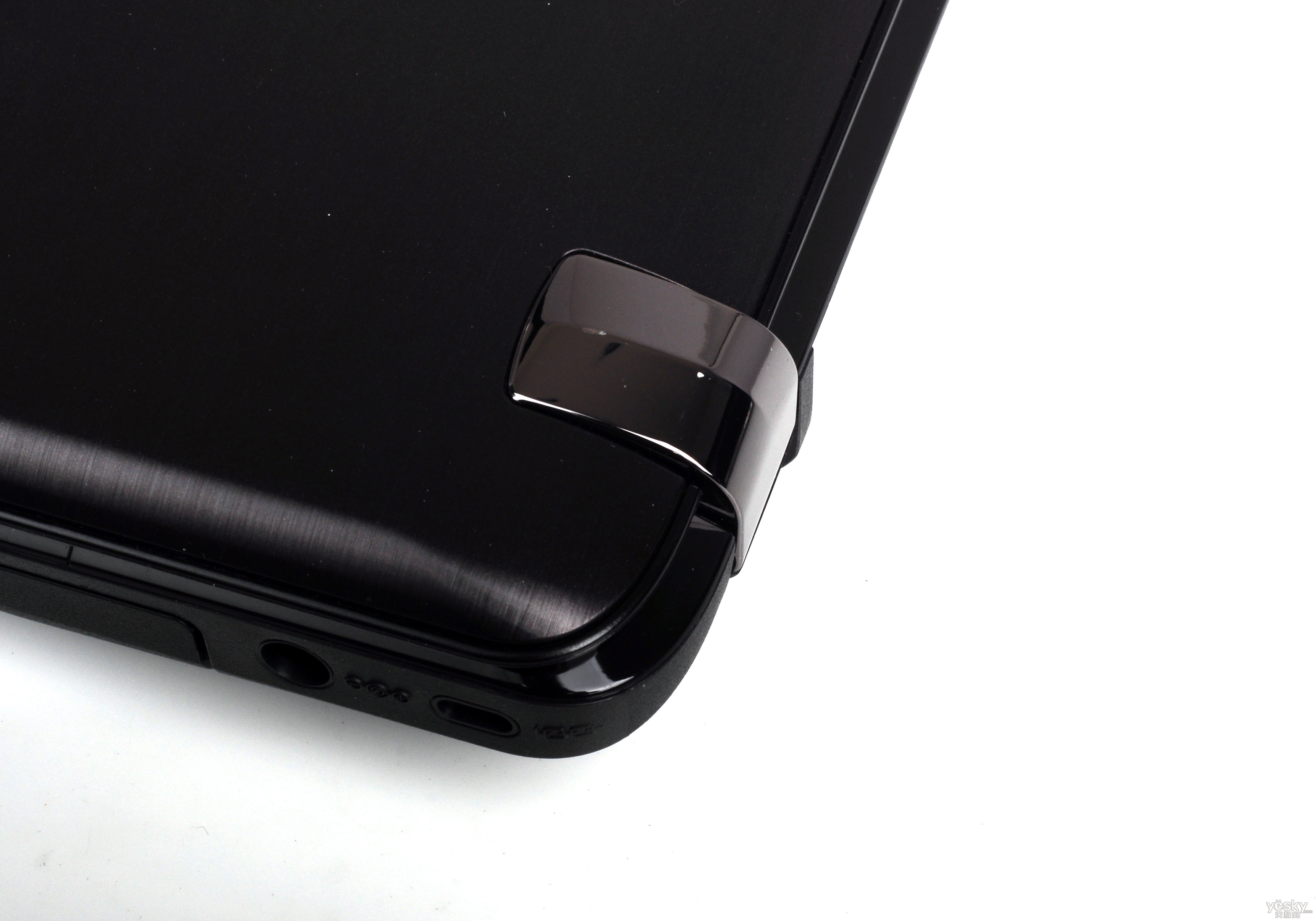 的镀铬金属转轴却继续得以保留,用户完全可以轻松地用单手打开笔记本