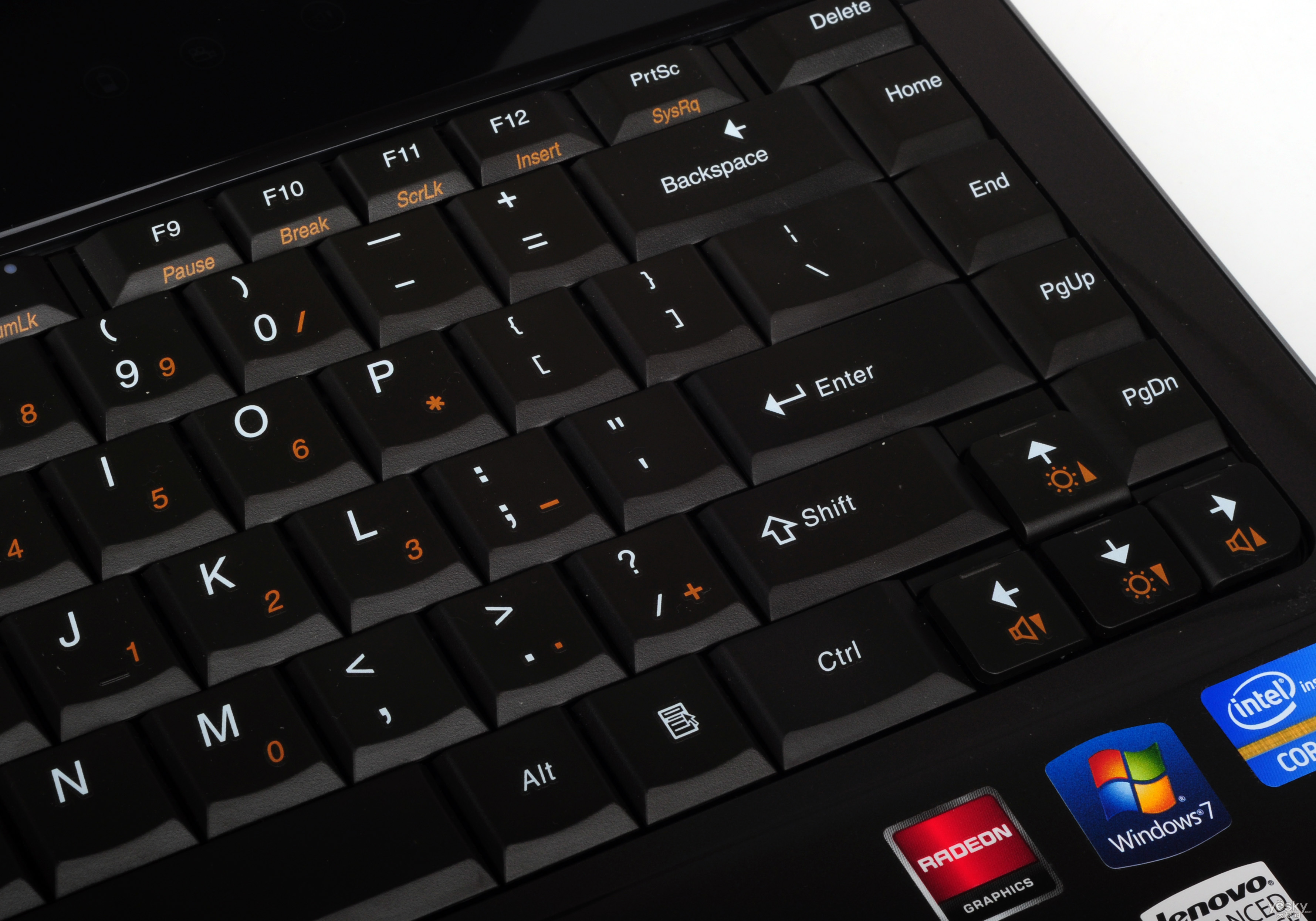 14英寸的机身赋予了联想y460p全尺寸键盘的优势,合理的键位布局也更