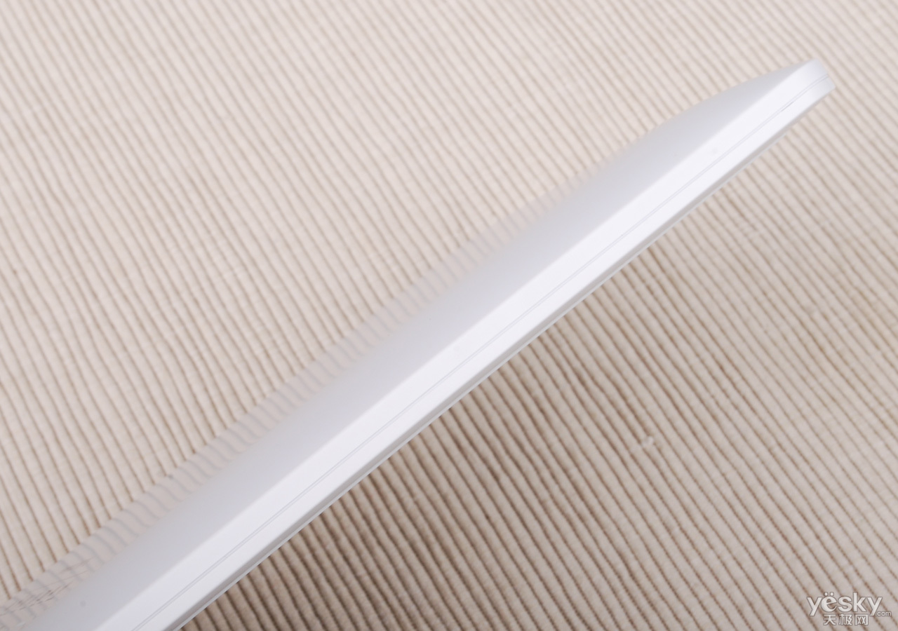 机身厚度大约为1厘米