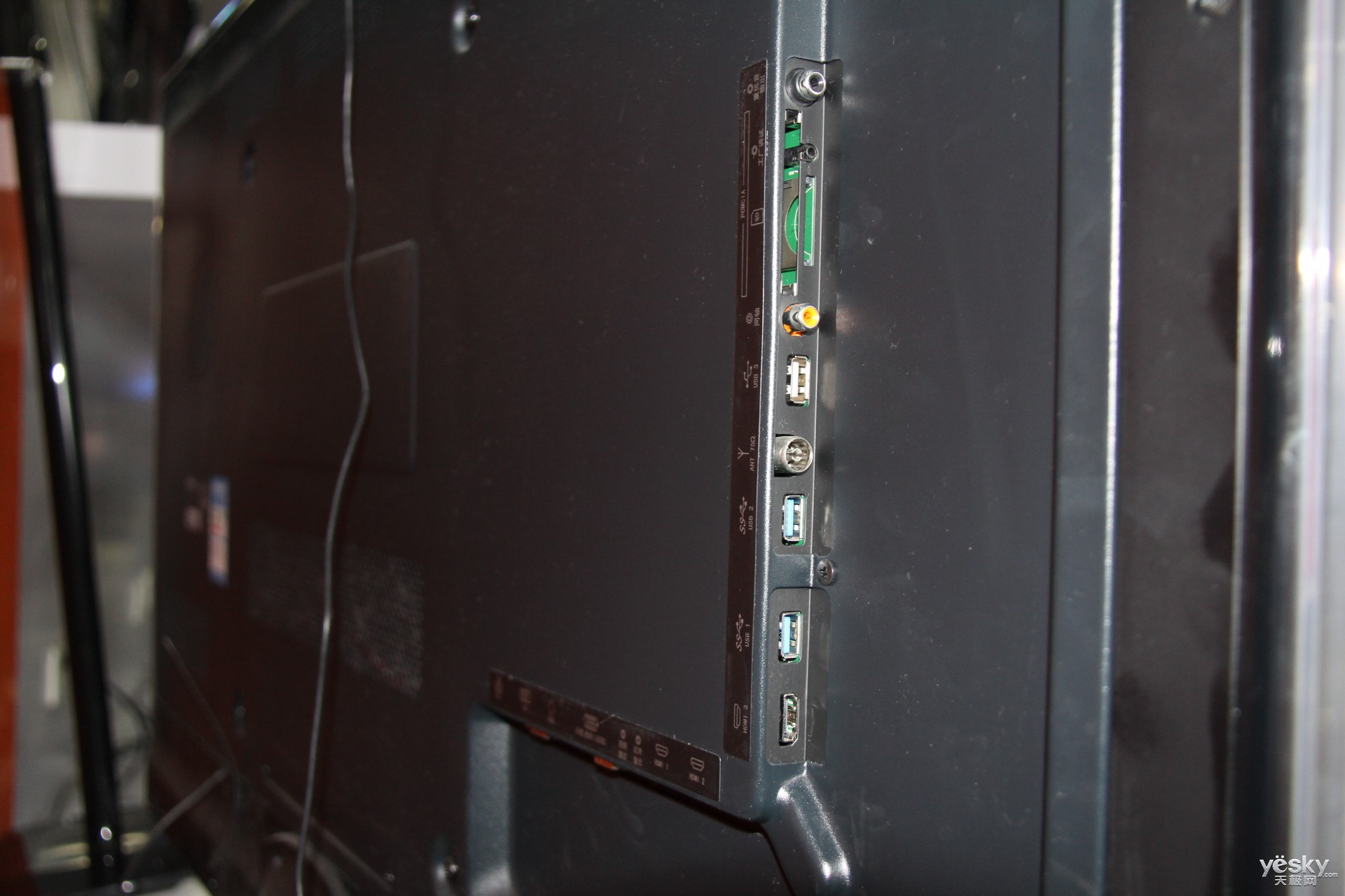 usb*3,网口接口,音视频输入,vga输入,分量输入,pcmcia数字电视卡槽