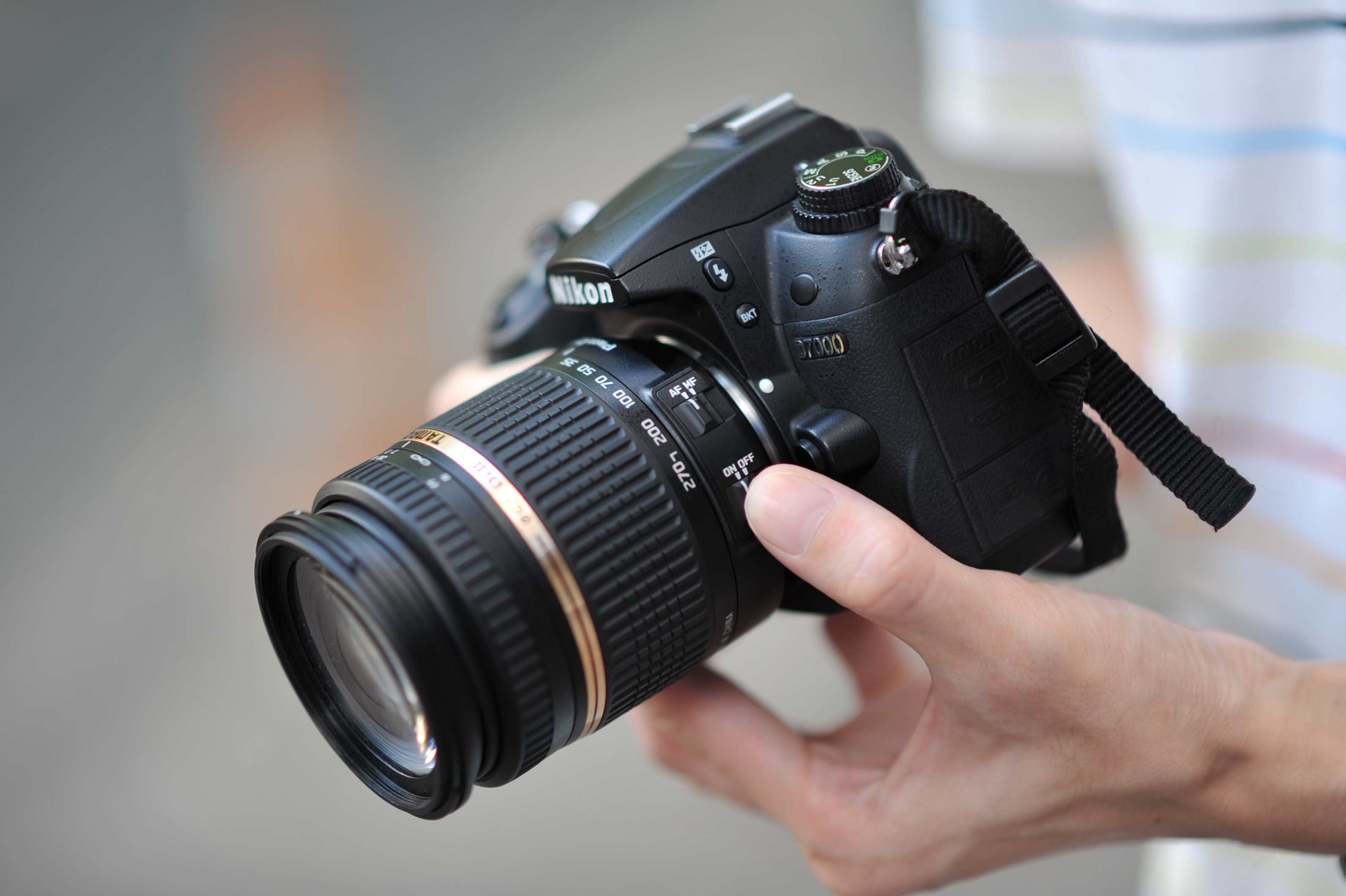 轻轻松松拍照去轻便大变焦镜头腾龙b008