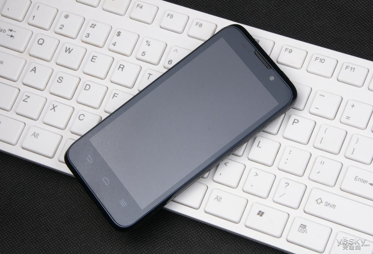 天极网 手机  中兴n983外观上仍旧秉承了中兴简约但不失时尚的风格,4.