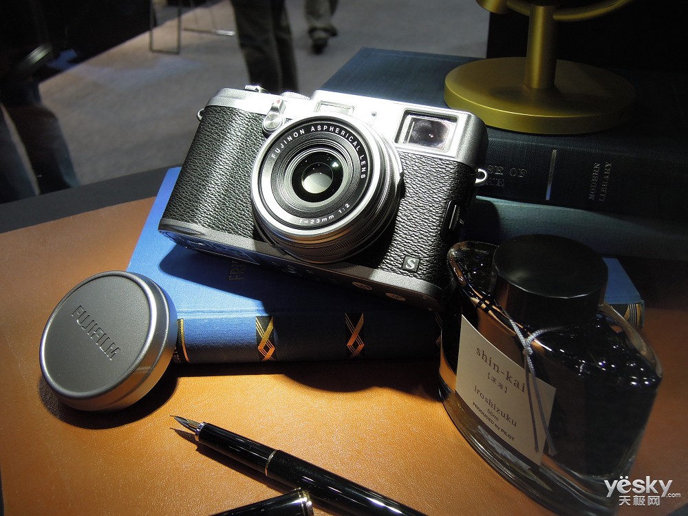 cp 2013:富士x100升级机型x100s亮相展台