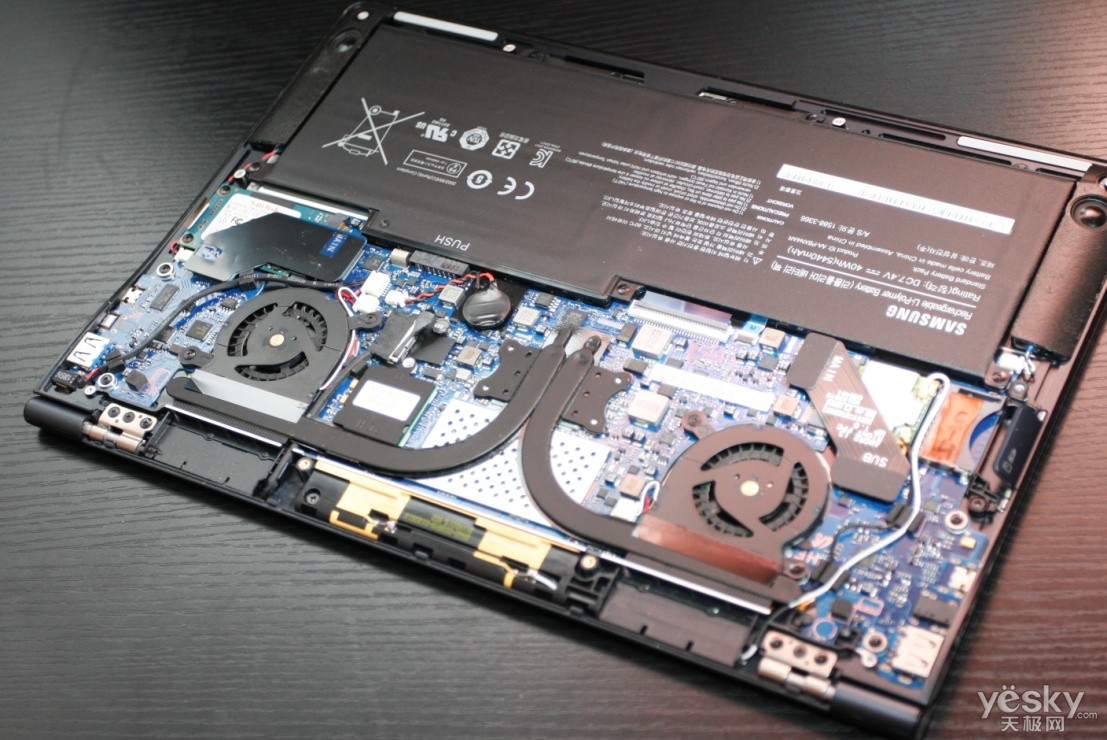 天极网 笔记本   通过内部实拍图可以看到,三星900x3c笔记本主板区