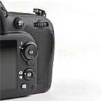 ῵D7100