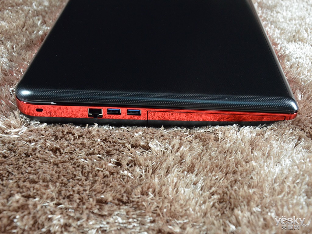 x70-a是东芝旗下最新旗舰游戏笔记本,外观方面很好的传承了qosmio系列