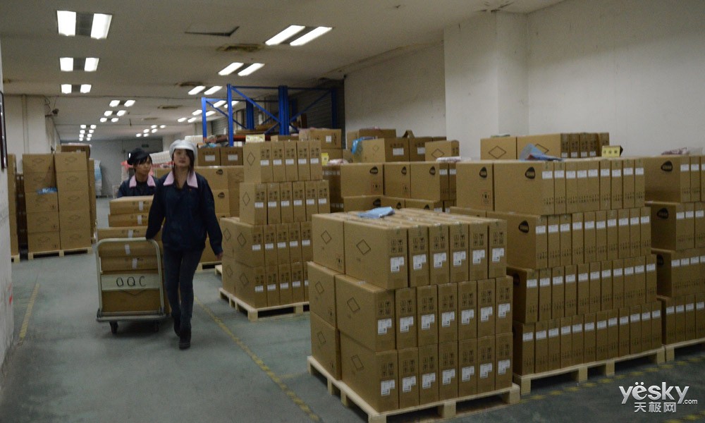 雷神游戏本代工厂探秘   当测试完成,笔记本们就静待包装了,工人们会