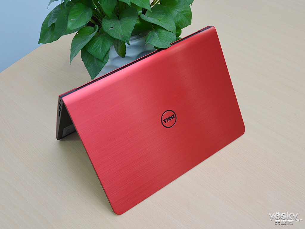 红色纤薄外型诱惑 戴尔灵越14 5000真机赏析
