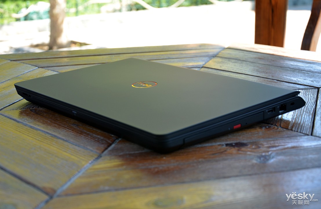 全新湛黑色外观 戴尔灵越游匣7000真机赏析